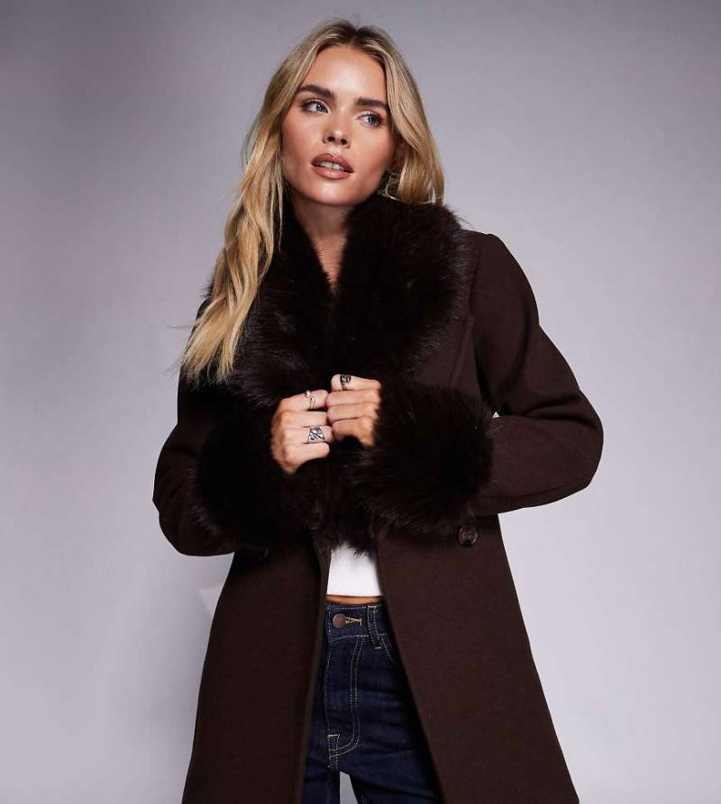 Forever New Petite - Kurzer Mantel in Schokoladenbraun mit Kragen aus Kunstpelz und abnehmbaren Manschetten-Brown von Forever New Petite