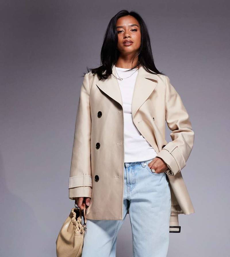 Forever New Petite - Kurzer Trenchcoat in Beige mit Gürtel-Weiß von Forever New Petite