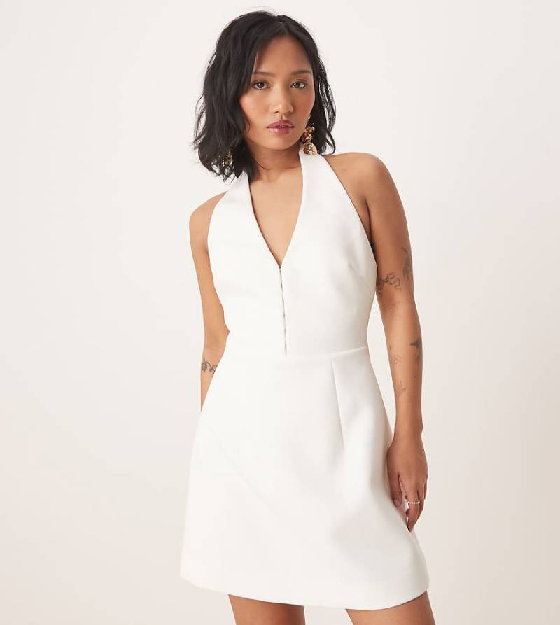 Forever New Petite - Kurzes Neckholder-Kleid in Porcelain mit Strukturmuster-Weiß von Forever New Petite