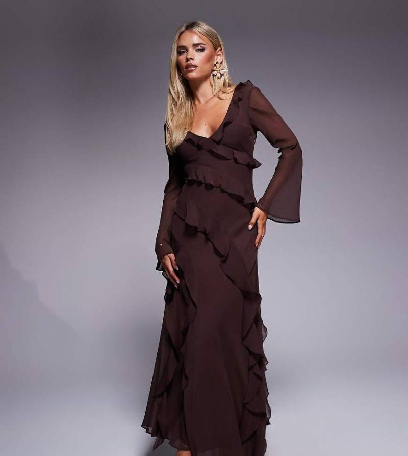 Forever New Petite - Maxikleid aus Chiffon in Schokobraun mit Rüschen und Trompetenärmeln von Forever New Petite