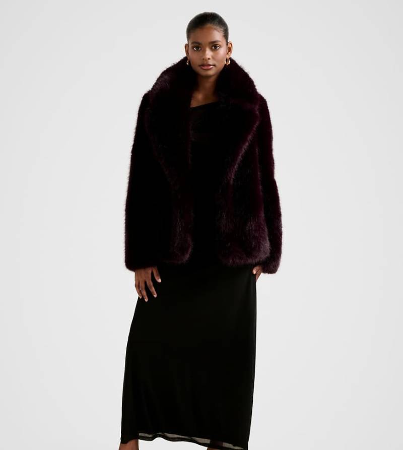 Forever New Petite - Mantel aus Kunstpelz in dunklem Weinrot von Forever New Petite