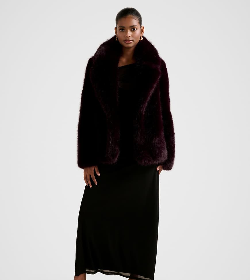 Forever New Petite - Mantel aus Kunstpelz in dunklem Weinrot von Forever New Petite