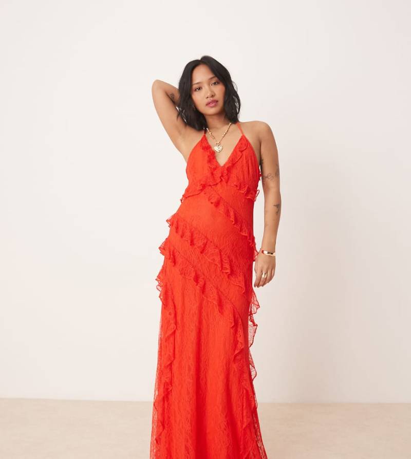 Forever New Petite - Maxikleid aus Spitze in Rot mit Rüschen von Forever New Petite