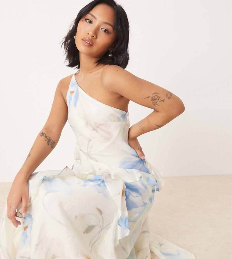 Forever New Petite - Maxikleid in Blau mit One-Shoulder-Träger und Rüschen von Forever New Petite