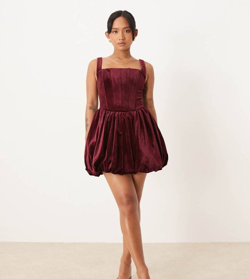 Forever New Petite - Minikleid in Rot mit strukturiertem Saum von Forever New Petite