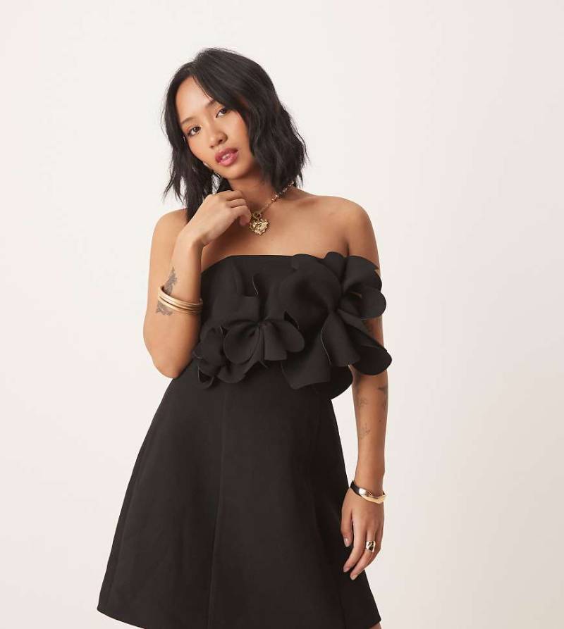 Forever New Petite - Minikleid in Schwarz mit 3D-Blumenmuster von Forever New Petite