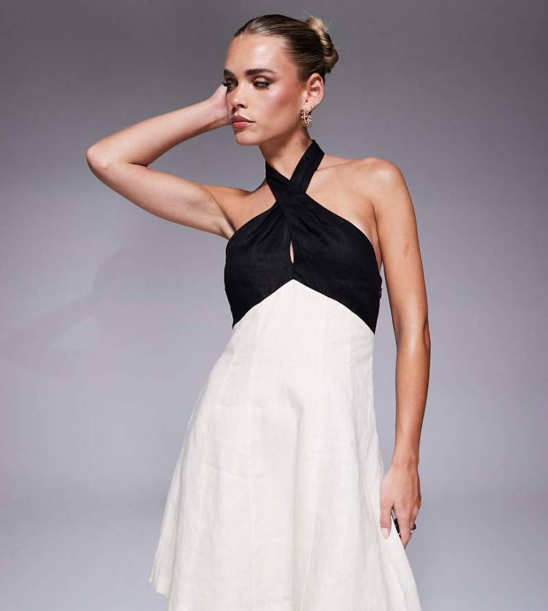 Forever New Petite - Minikleid mit Kontrast-Design in Schwarz-Weiß und Neckholder von Forever New Petite