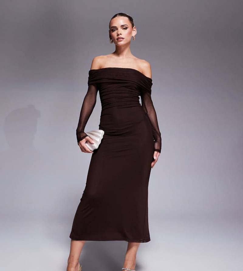 Forever New Petite - Netzstoff-Maxikleid in Schokobraun mit Carmen-Ausschnitt und transparenten Ärmeln von Forever New Petite