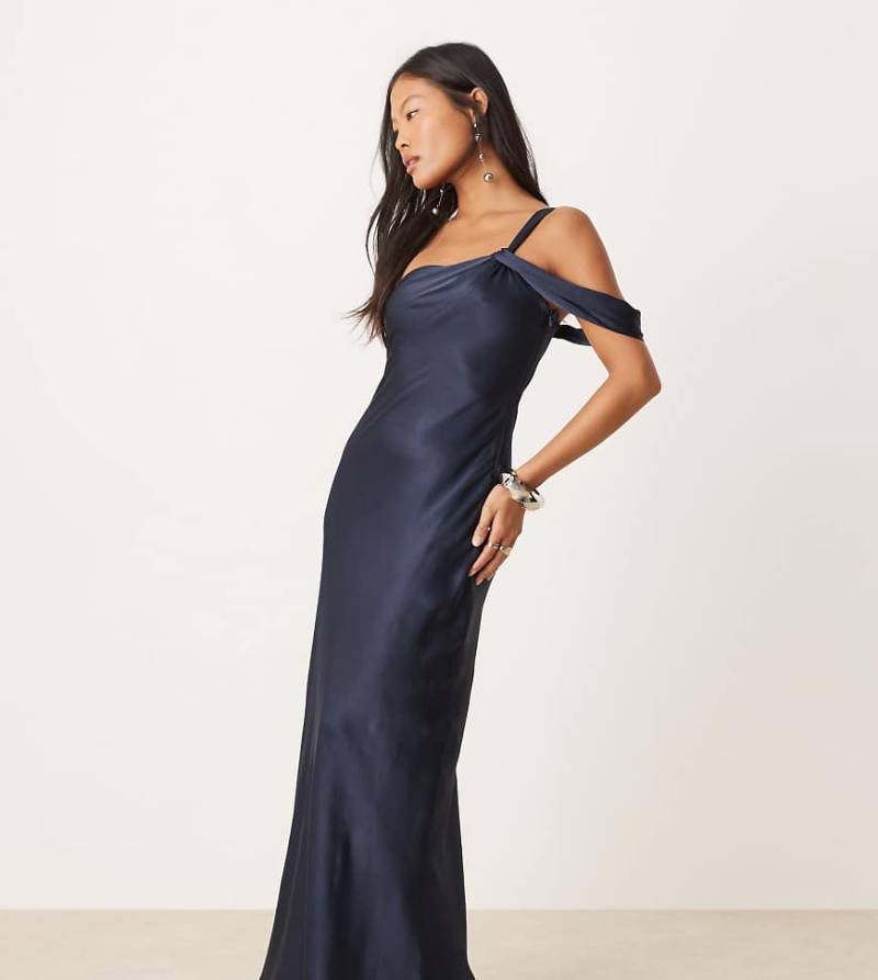 Forever New Petite - Schulterfreies Midaxi-Kleid aus Satin in Marineblau von Forever New Petite