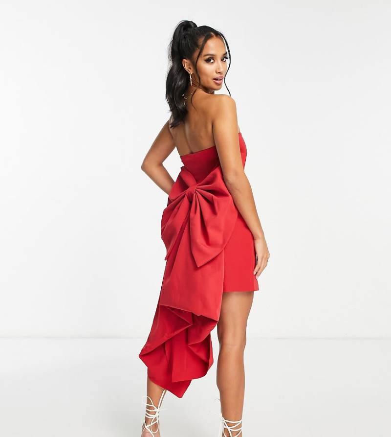 Forever New Petite - Trägerloses Minikleid mit Schleppe als Schleife auf der Rückseite in Rot von Forever New Petite