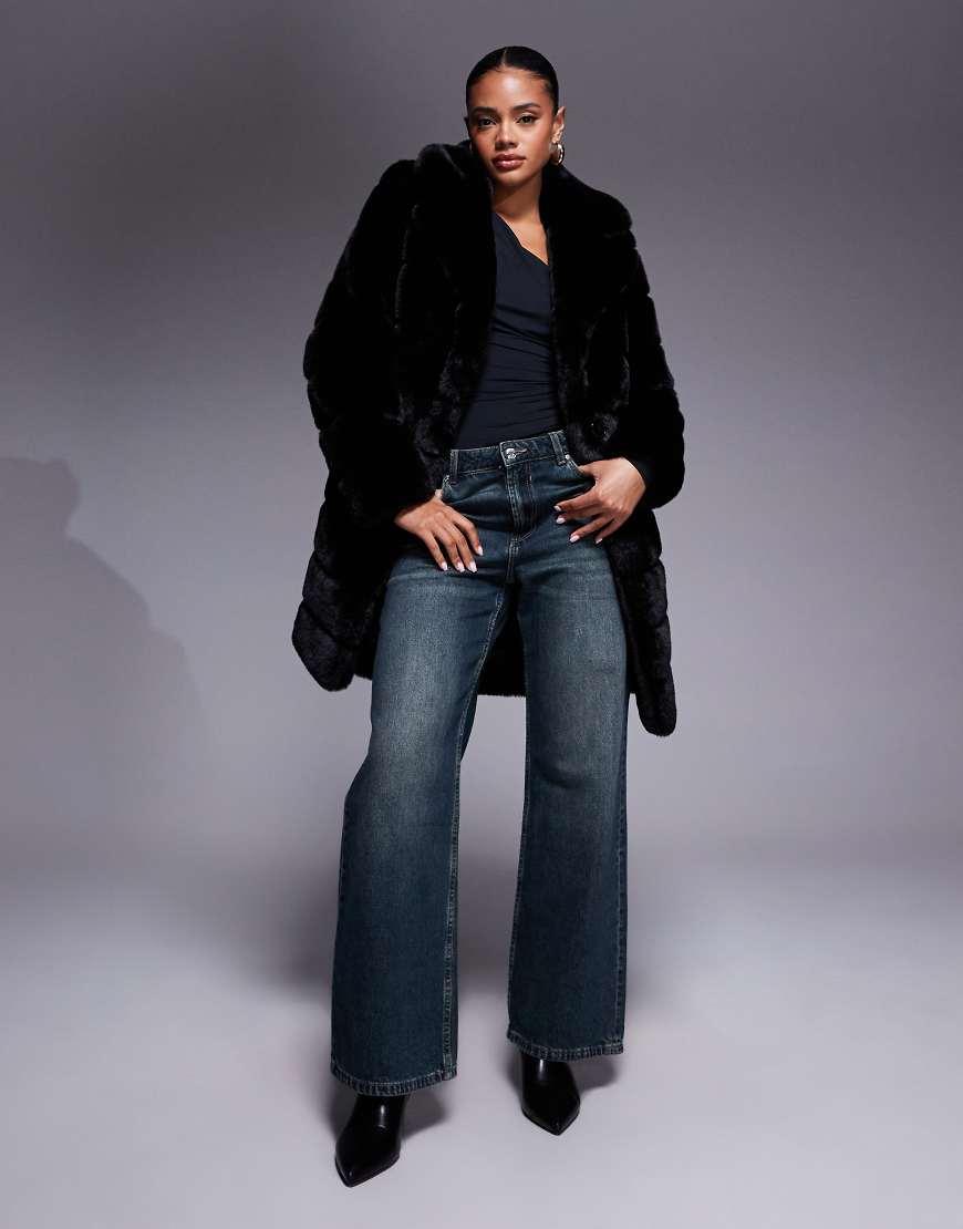 Forever New - Gestufter Mantel aus Kunstpelz in Schwarz von Forever New