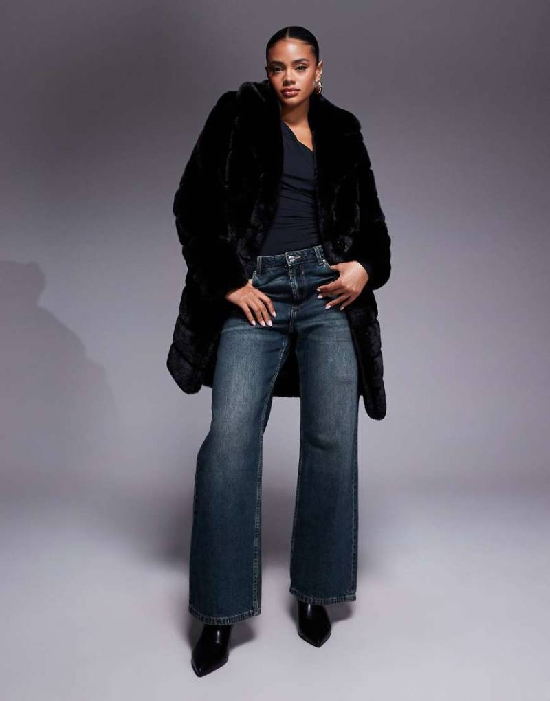 Forever New - Gestufter Mantel aus Kunstpelz in Schwarz von Forever New