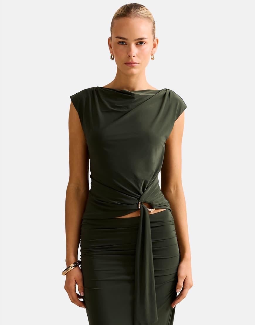 Forever New - Jazelle - Oberteil in Thymiangrün mit drapiertem Design und Metallverzierung, Kombiteil von Forever New