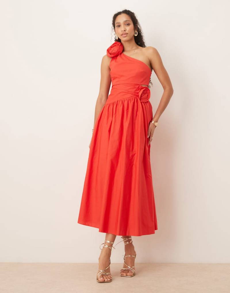 Forever New - Kleid aus Baumwolle in Rot mit Ansteckrose und Cut-out-Design von Forever New