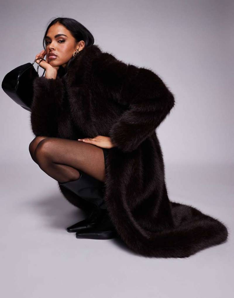 Forever New - Langer Kunstpelzmantel in Schokobraun-Brown von Forever New