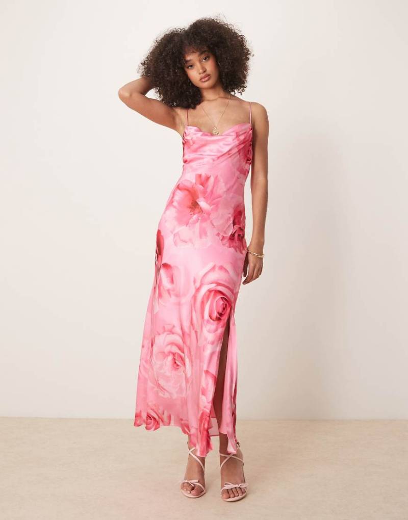 Forever New - Maxi-Trägerkleid aus Satin in leuchtendem Rosa mit Oversize-Rosenprint von Forever New