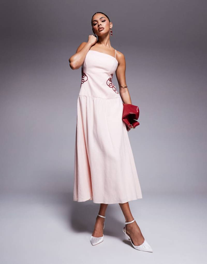 Forever New - Maxikleid in Puderrosa mit tiefem Saum und bestickter Taille von Forever New