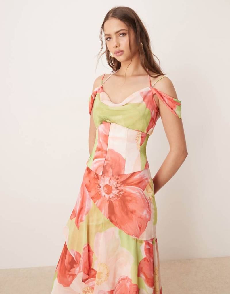 Forever New - Maxikleid in Rot mit Oversize-Blumenmuster und abnehmbarer Ansteckblume von Forever New