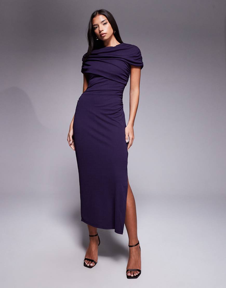 Forever New - Midikleid aus Netzstoff in dunklem Lila mit geraffter Cape-Schulterpartie von Forever New