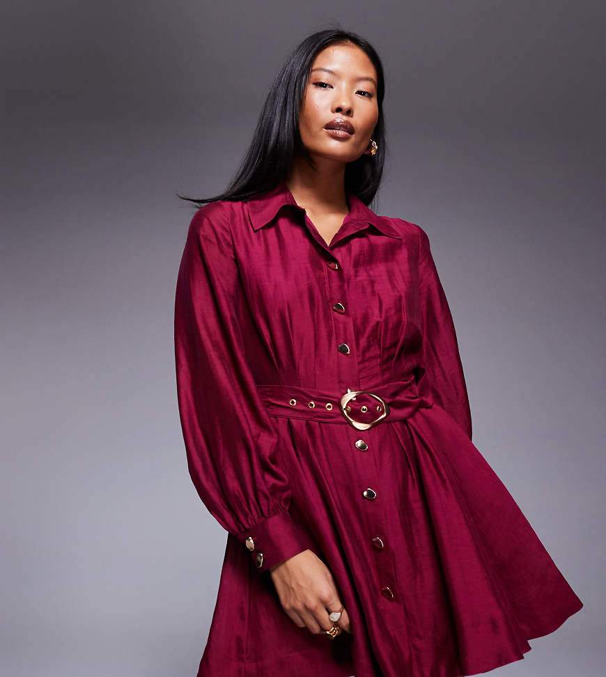Forever New Petite - Evelyn - Kurzes Hemdblusenkleid in Dunkelrot mit Gürtel und Ziernaht von Forever New