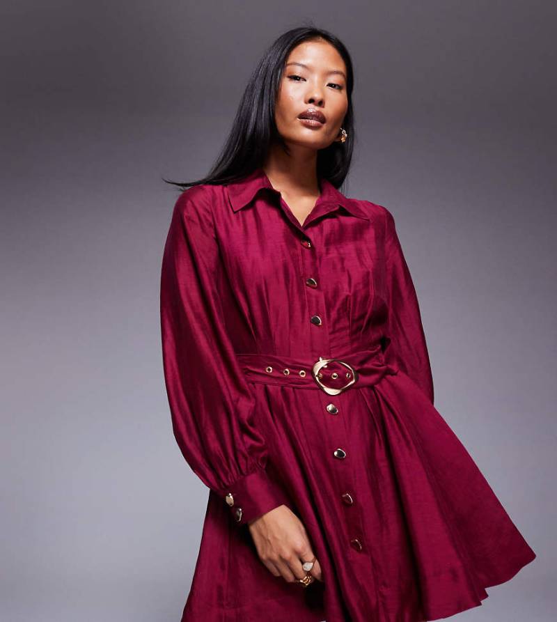 Forever New Petite - Evelyn - Kurzes Hemdblusenkleid in Dunkelrot mit Gürtel und Ziernaht von Forever New