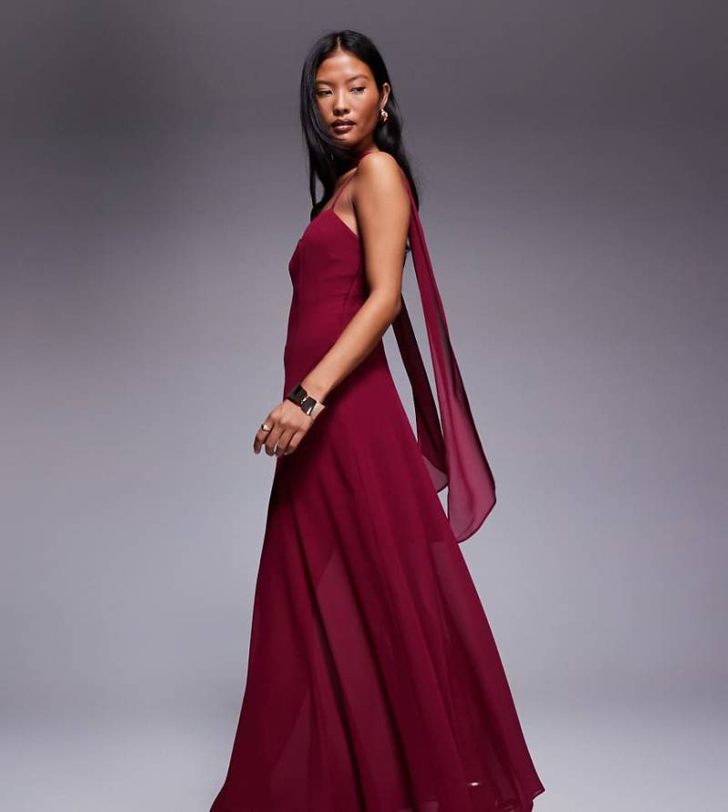 Forever New Petite - Honey - Maxikleid in Burgunderrot mit schmalen Trägern, Schal-Ausschnitt und Zipfelsaum von Forever New