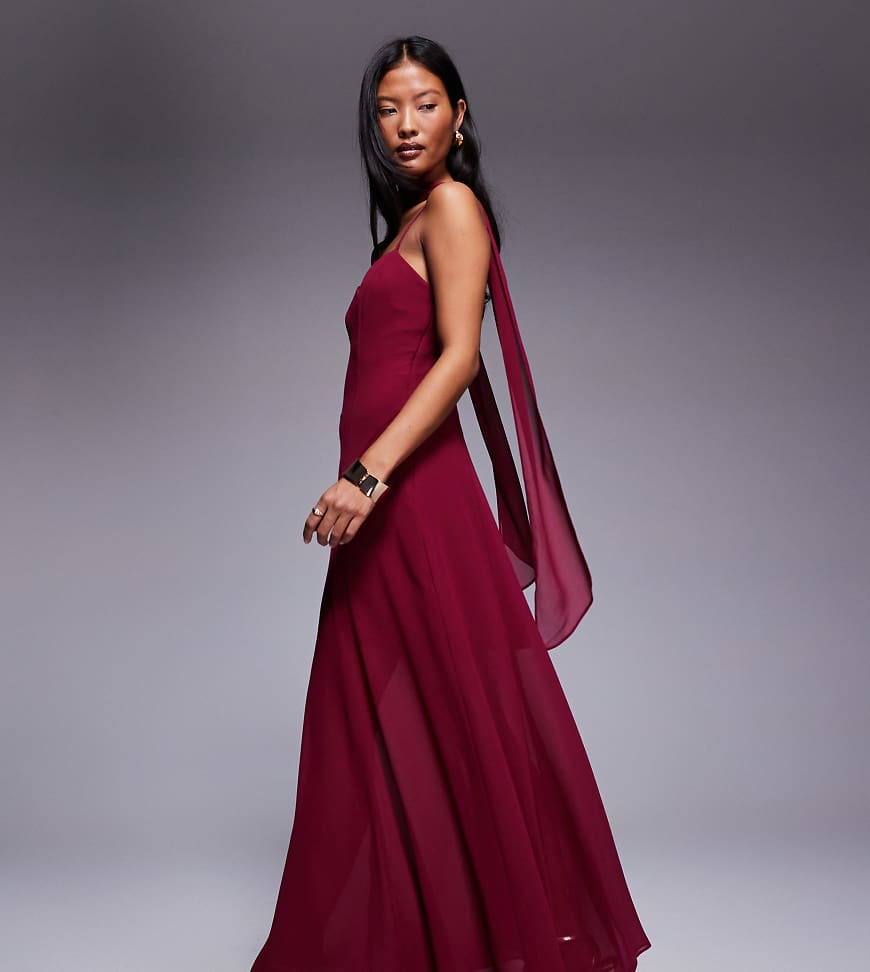 Forever New Petite - Honey - Maxikleid in Burgunderrot mit schmalen Trägern, Schal-Ausschnitt und Zipfelsaum von Forever New