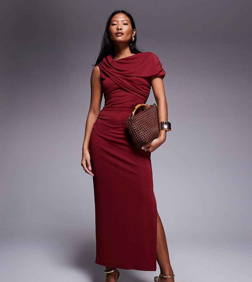 Forever New Petite - Midikleid aus Netzstoff in Burgunderrot mit gerüschter Cape-Schulterpartie-Brown von Forever New