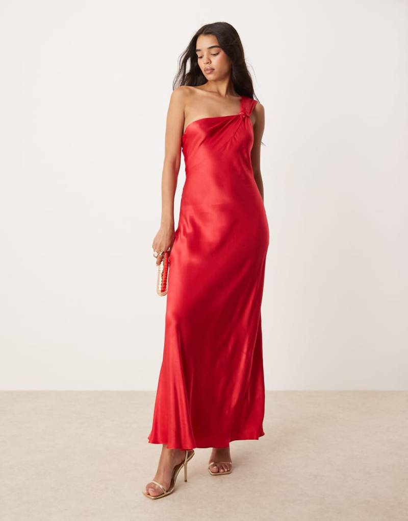Forever New - Schulterfreies Midaxi-Kleid aus Satin in Rot von Forever New