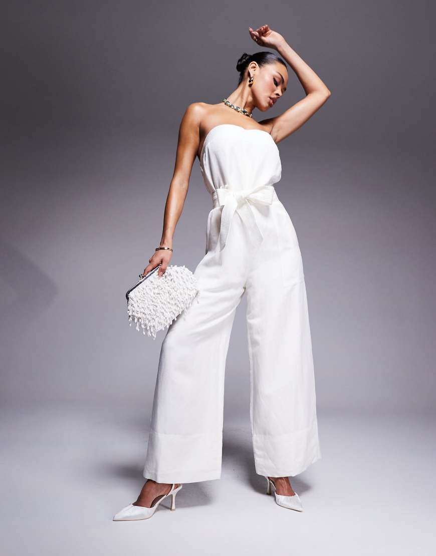 Forever New - Trägerloser Jumpsuit in Porzellanweiß mit Taillengürtel und weitem Bein von Forever New