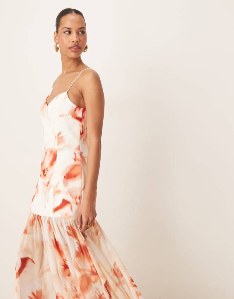 Forever New - Transparentes Maxikleid mit tiefem Saum und Blumenmuster in Apricot-Rot von Forever New