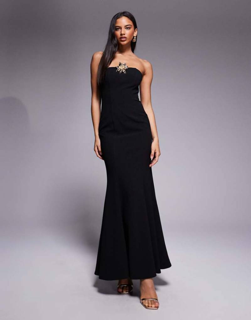 Forever New - Verziertes Maxikleid in Schwarz mit goldfarbener Blume und Schwalbenschwanz von Forever New