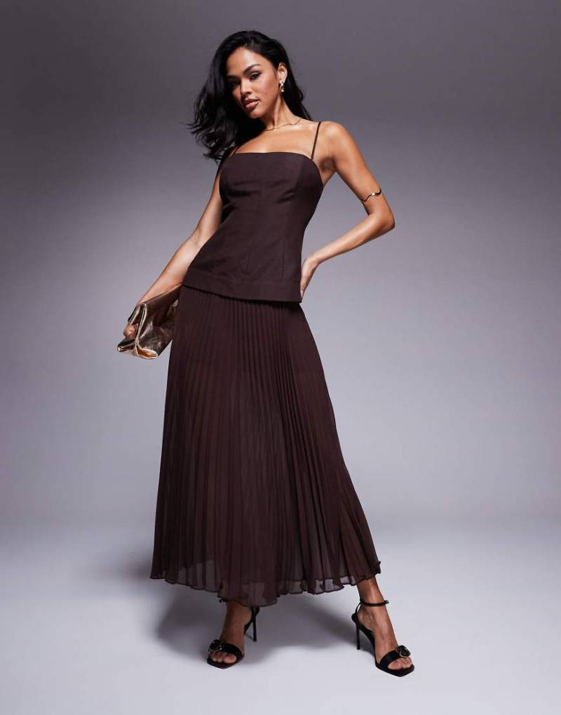 Forever New - Wadenlanges, plissiertes Kleid in Schokobraun mit hinten längerem Saum von Forever New