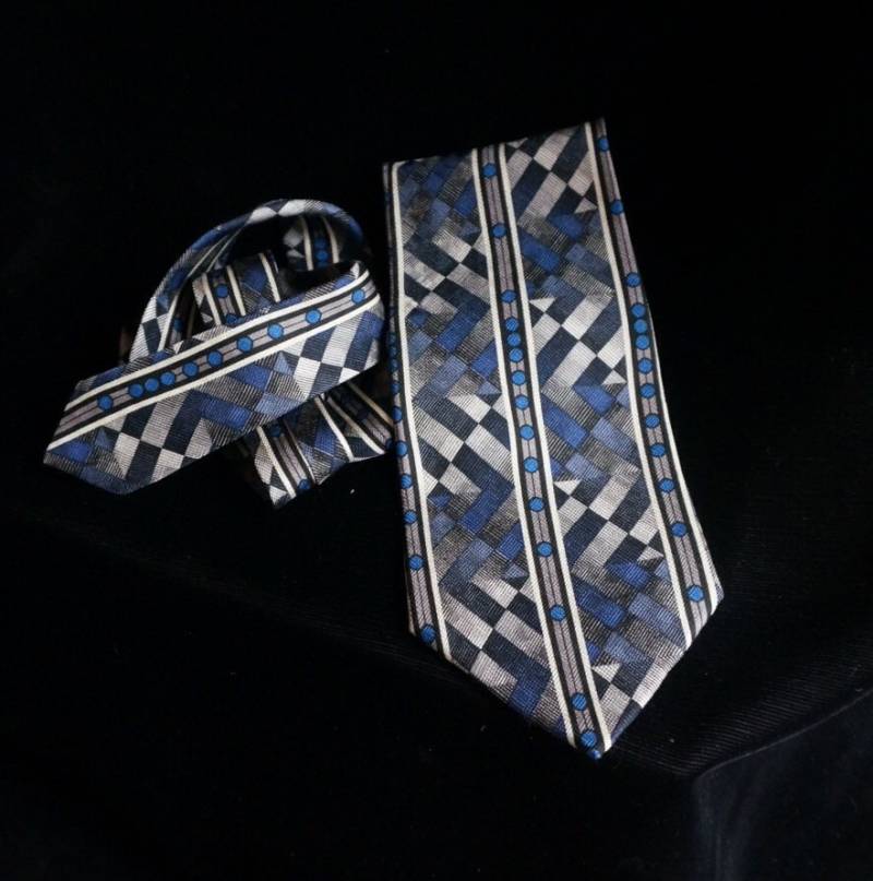 Vintage Super Coole Seide Dunkelblau Royal Blau Und Silber Binden Mit Gold Futter von ForeverElegant33