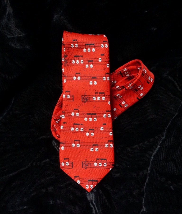 Weißer Schädel Mit Schwarzen Noten Und Eine Schöne Rote Vintage-Krawatte von ForeverElegant33