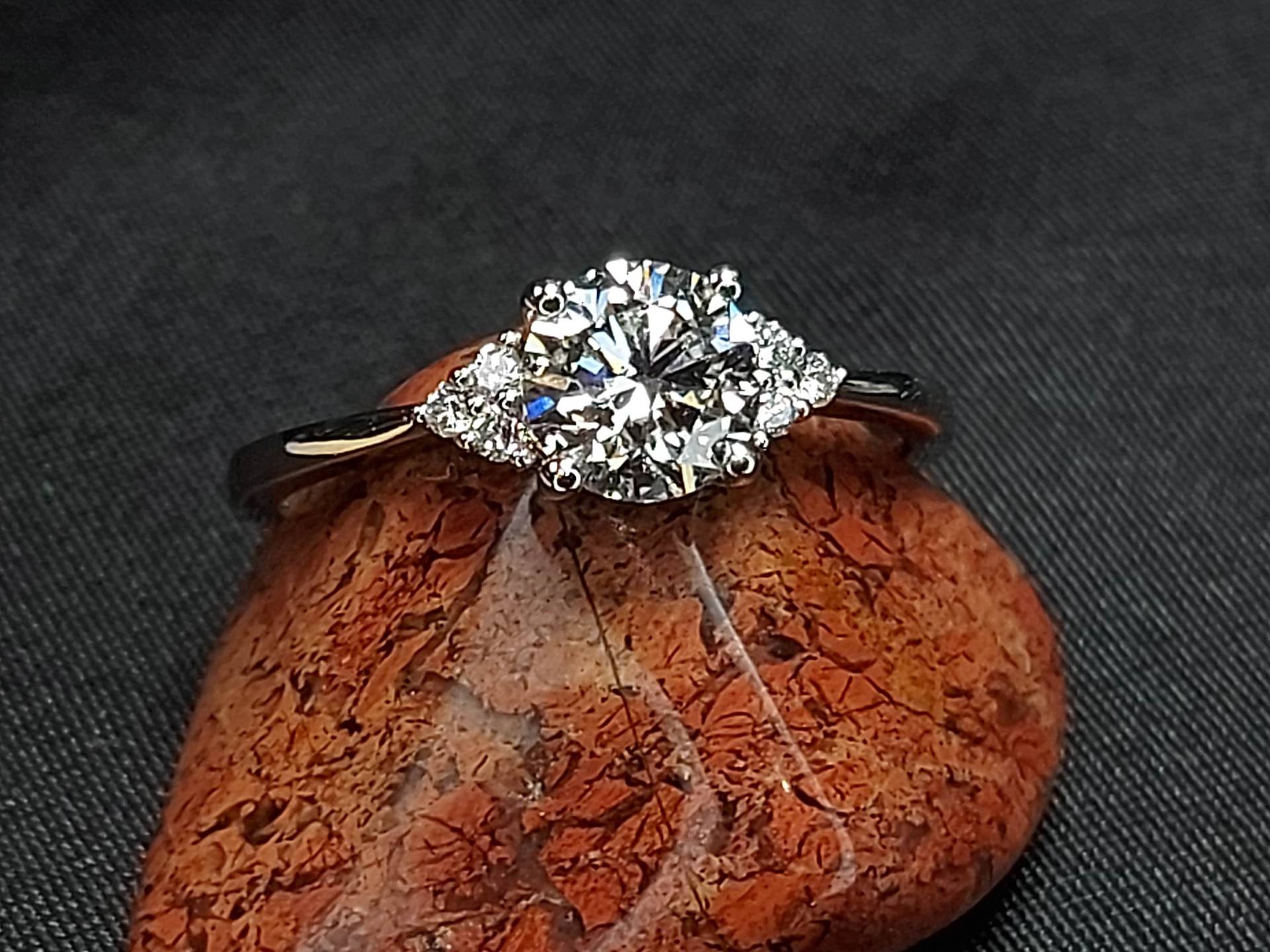 1, 10 Ct Runder, Im Labor Hergestellter Diamant-Verlobungsring, Brillantschliff, Igi-Massivweißgold, Drei-steine-Ring, Verlobungsantrag Für Sie von ForeverForLove