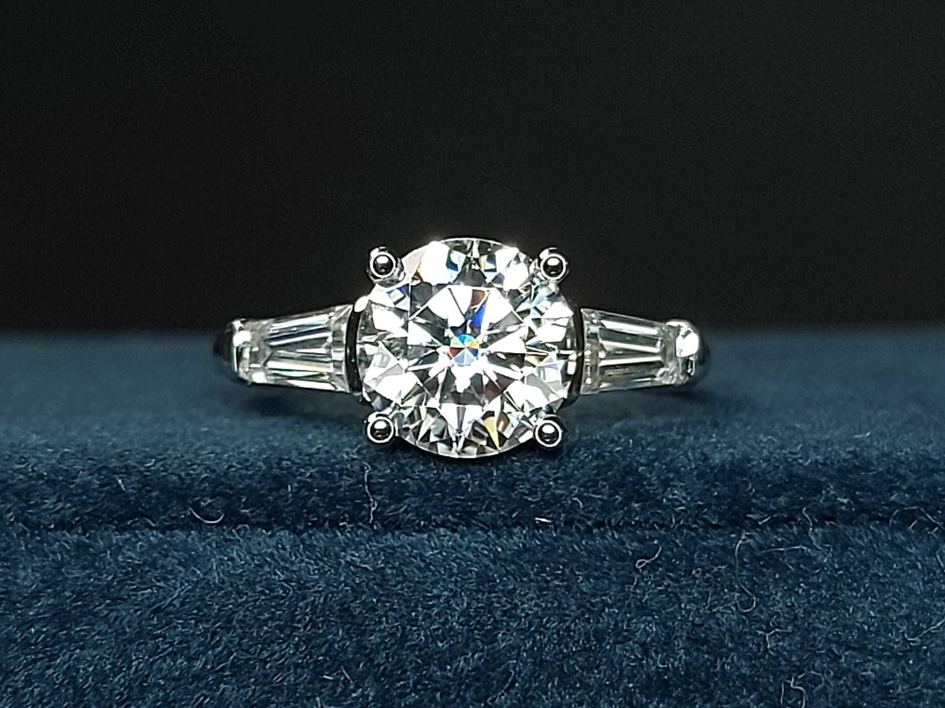 1.5Ct Zertifizierter Runder Moissanit Und Baguette Diamant-Verlobungsring Runde Drei Stein Verlobung Jubiläumsring von ForeverForLove