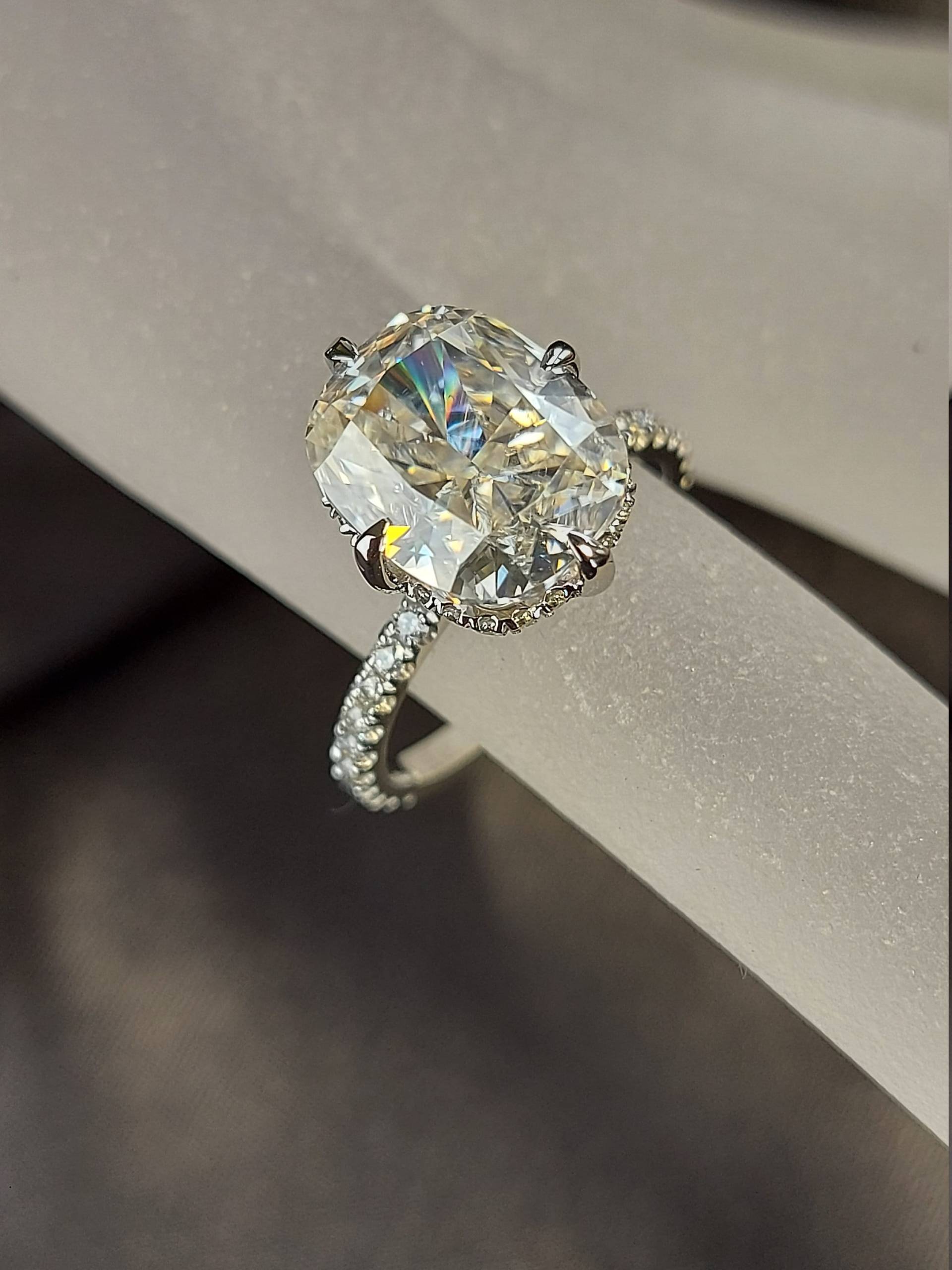 5 Ct Längliches Crushed Ice Cushion Cut Moissanit/ 119 Mm/ Verlobung in Massivem Gold, Versteckter Heiligenschein Vintage Verlobung, Moderner Ehering von ForeverForLove