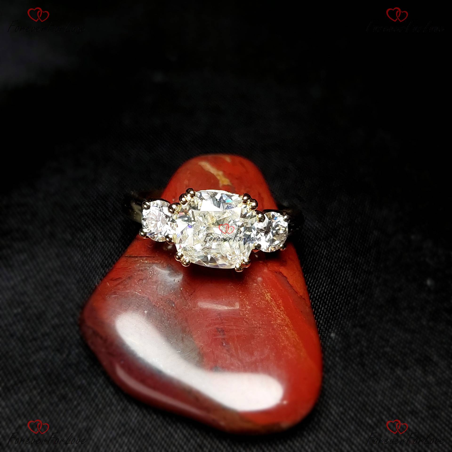 Kissenschliff Moissanite Verlobungsring, Runde Seitensteine Zertifizierter Ring, Trilogy Ring Jahrestag Vorschlag Geschenk Für Sie von ForeverForLove