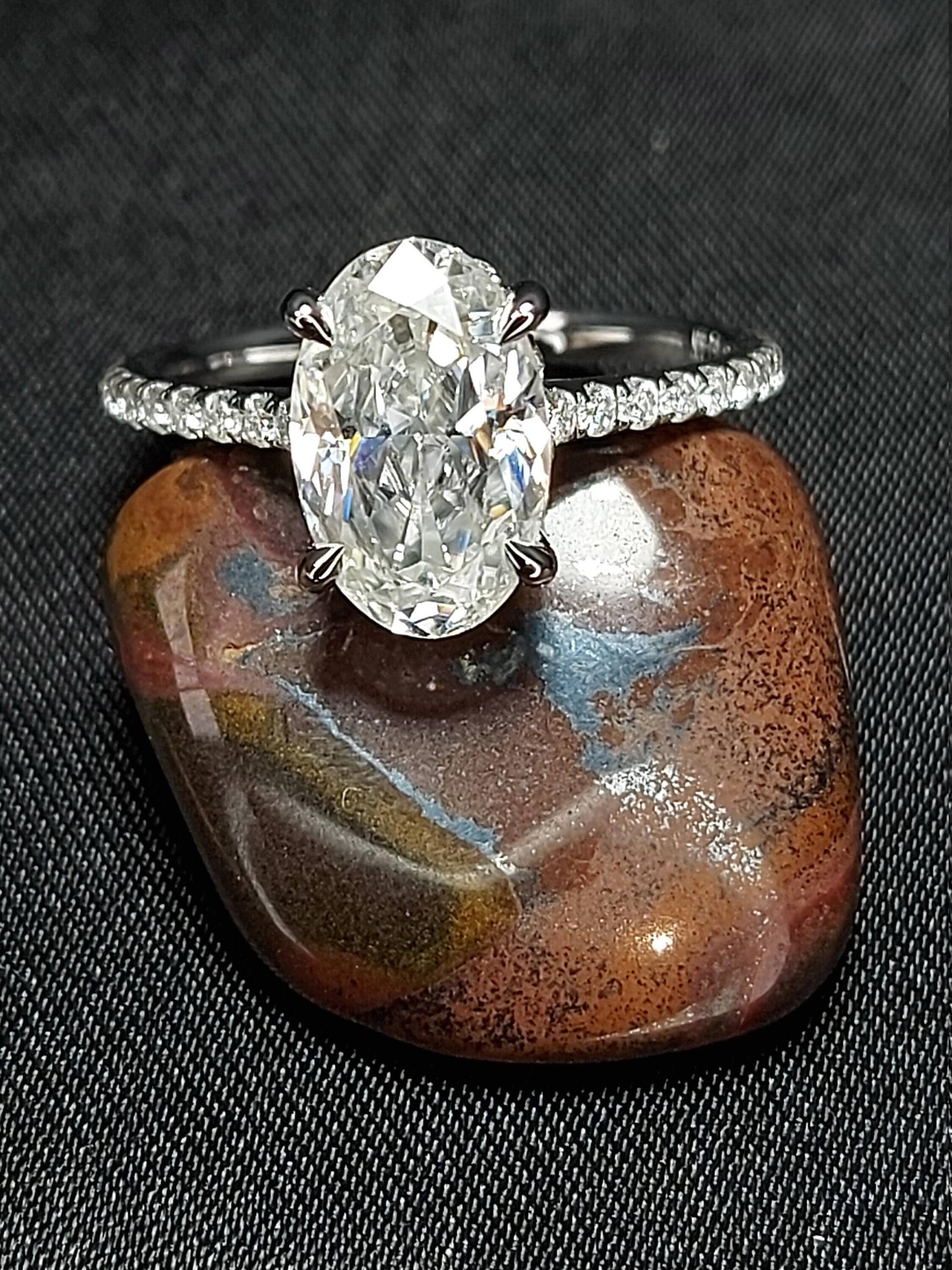 Oval Cut Moissanite Verlobungsring Einzigartige Crushed Eis 11 7mm Doppelt Versteckter Halo-Ring Vorschlag Jubiläumsring von ForeverForLove