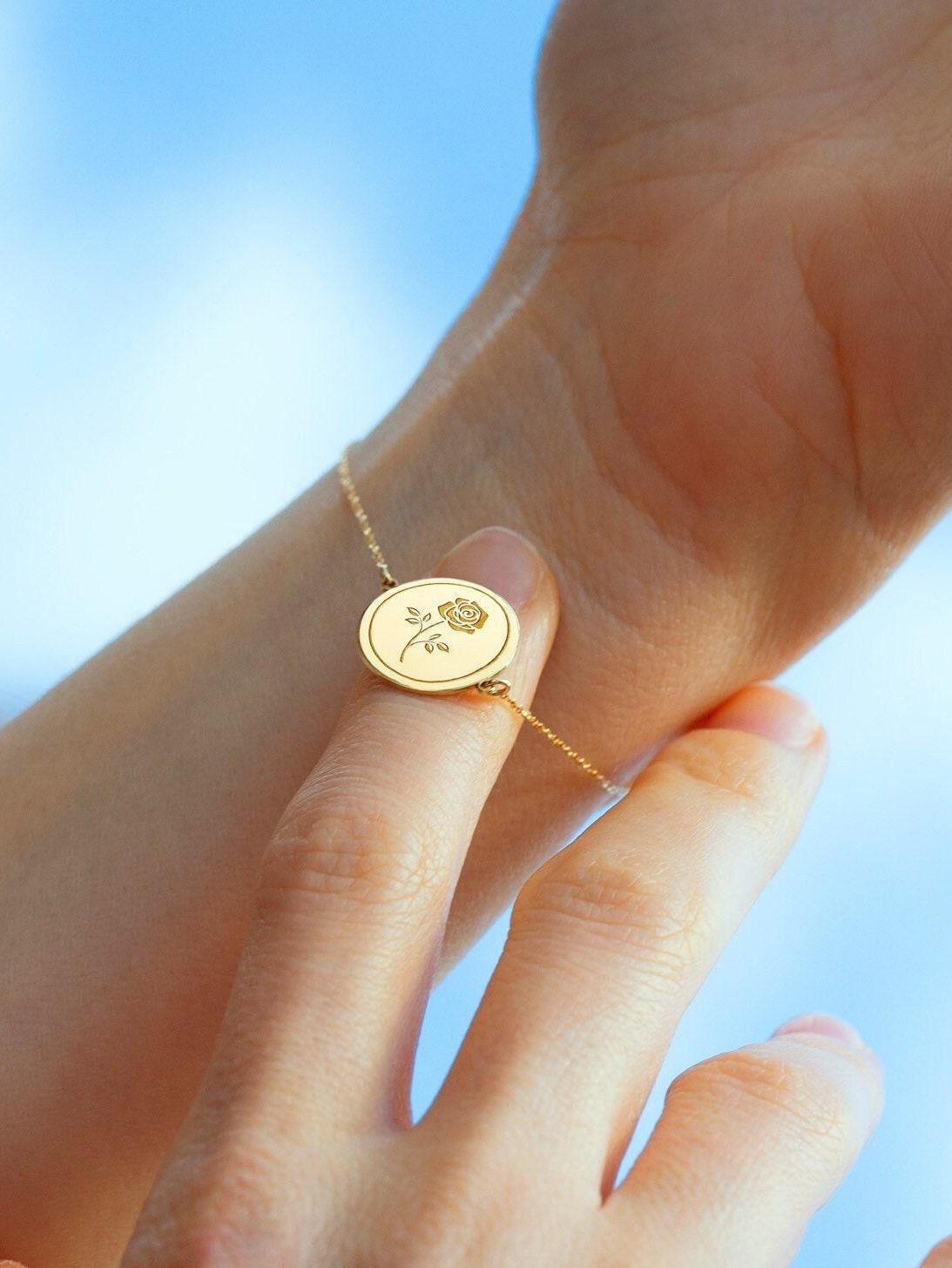 14K Massivgold Rosenarmband Personalisierte Geburtsblumenscheibe 14K Massivgold Rosenarmband Personalisierte Geburtsblumenscheibe von ForeverGoldJewels
