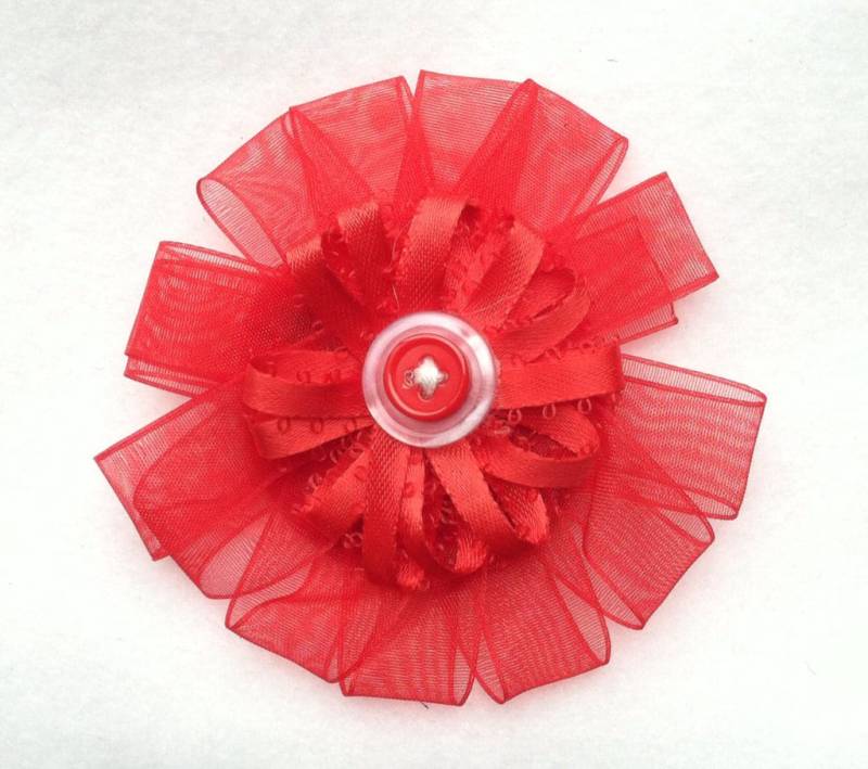 Red Ribbons Gestapelt Blume Mit Taste Mitte Haarspange von ForeverMarie