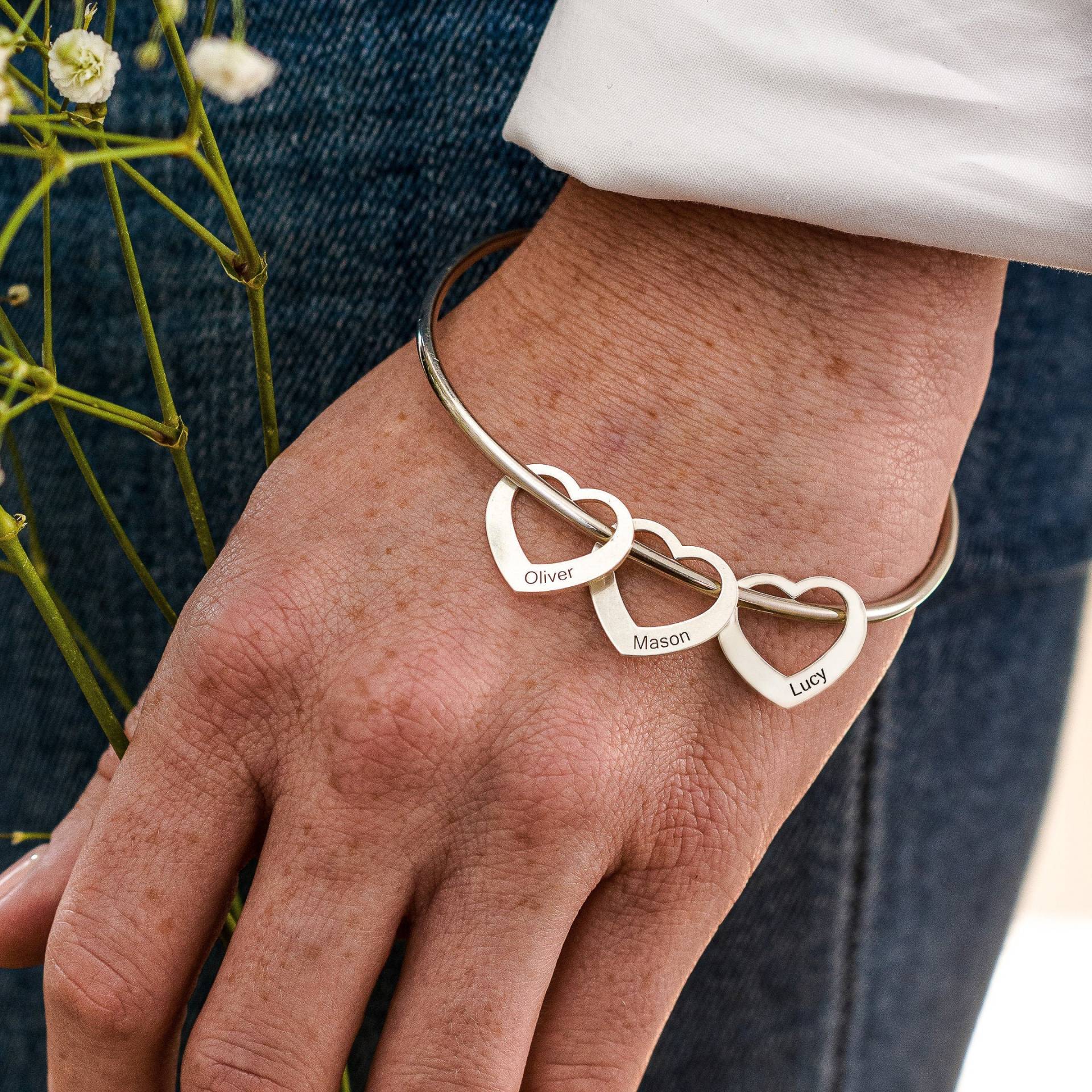 Personalisiertes Armreif Mit Herzform Anhängern Gravur Beliebiger Namen Text Maß Schmuck Geschenk Weihnachtsgeschenk von ForeverMy