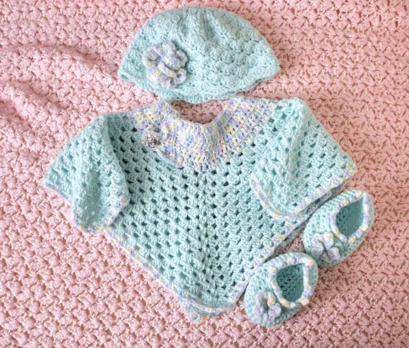 Gehäkelter Baby Poncho, Mütze Und Schühchen Set 6-9 Monate von ForeverToCherish