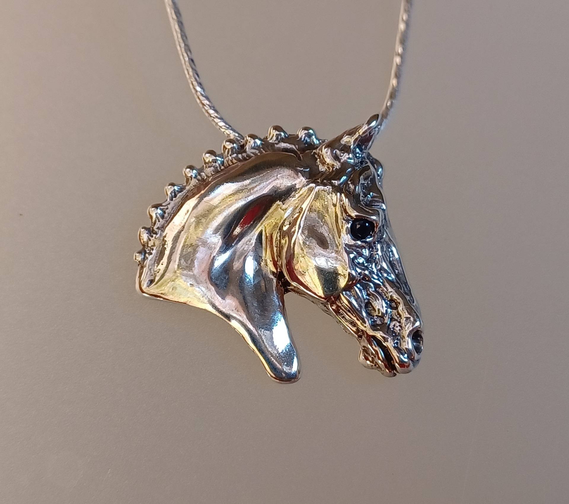 Dressurpferd Sterling Silber Folie Anhänger Und Kette Reitsport Schmuck. Stein Auge. Zimmer-Design von ForgeHillSculpture