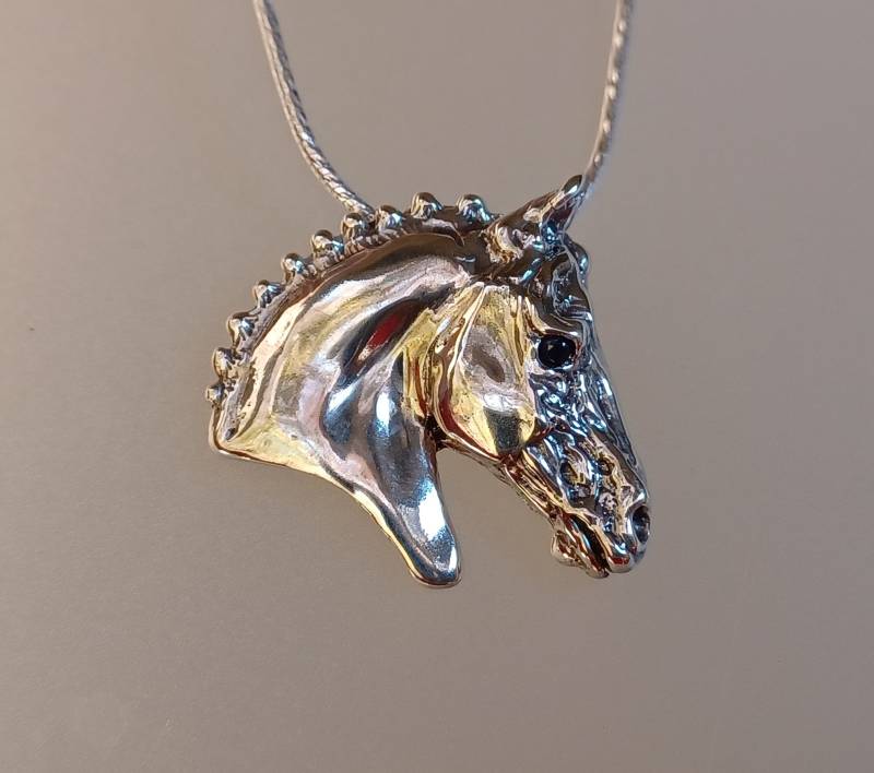 Dressurpferd Sterling Silber Folie Anhänger Und Kette Reitsport Schmuck. Stein Auge. Zimmer-Design von ForgeHillSculpture
