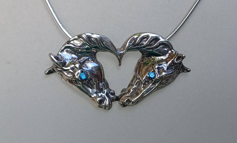 Pferdeköpfe Herz Anhänger Silber Mit Stein Augen Halskette Geschenk Für Pferdeliebhaber Schmuck Zimmer von ForgeHillSculpture