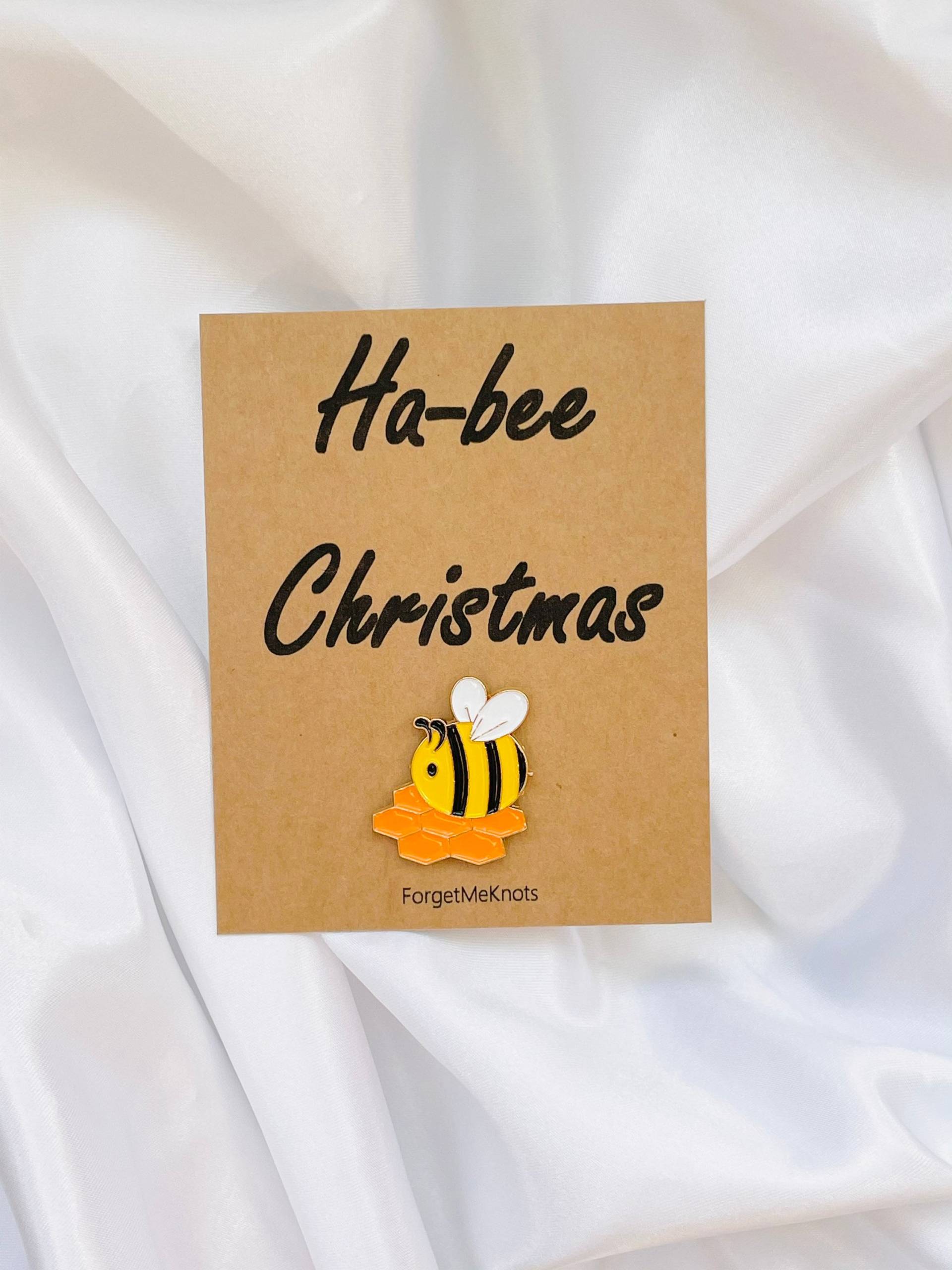 Happy Christmas Bee Emaille Pin Anstecker von ForgetMeKnotsByMia