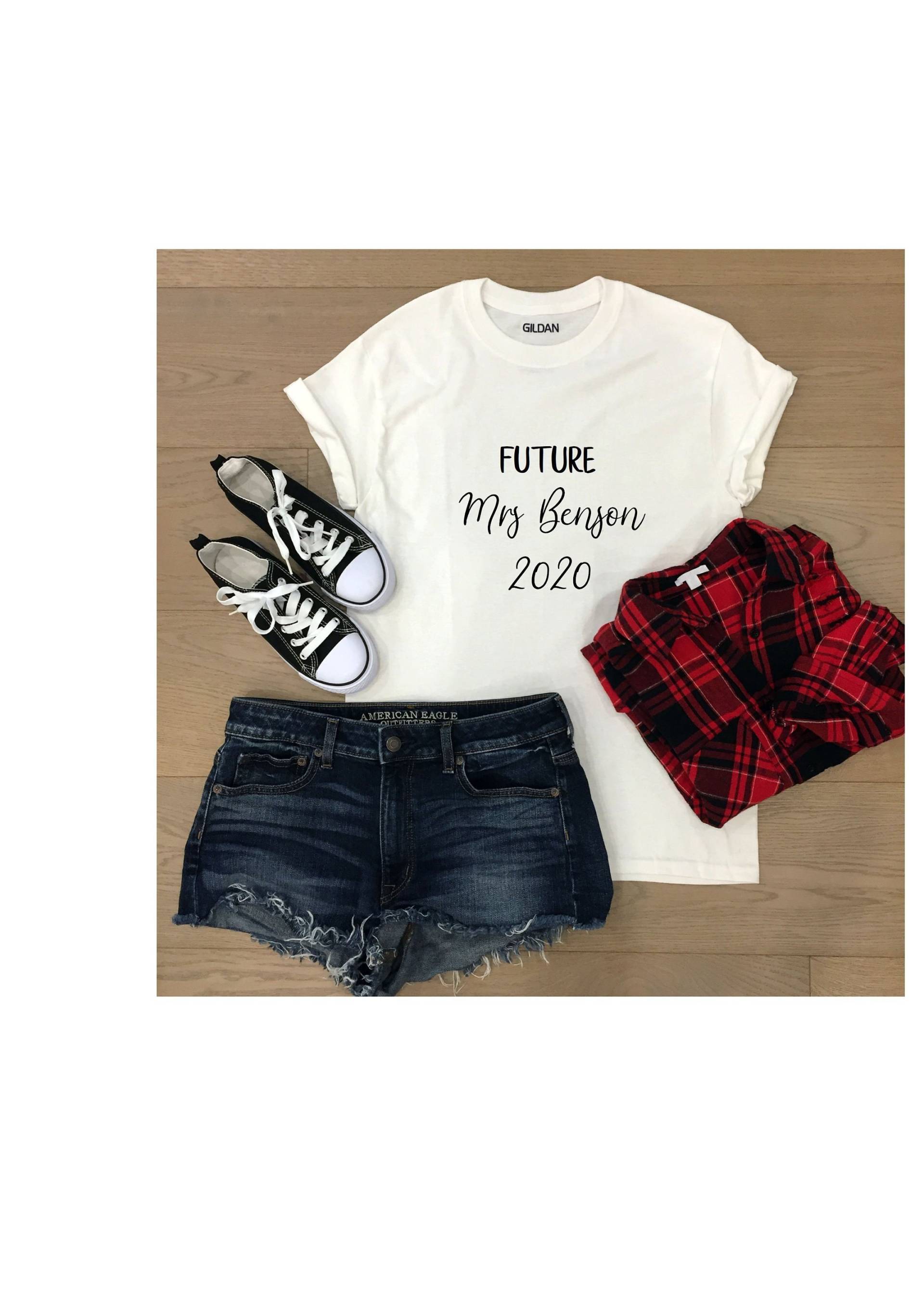 Personalisiertes Future Mrs. T-Shirt Braut Geschenk Personalisiertes Future Mrs. T-Shirt Braut Geschenk von ForgetmeknotWedding