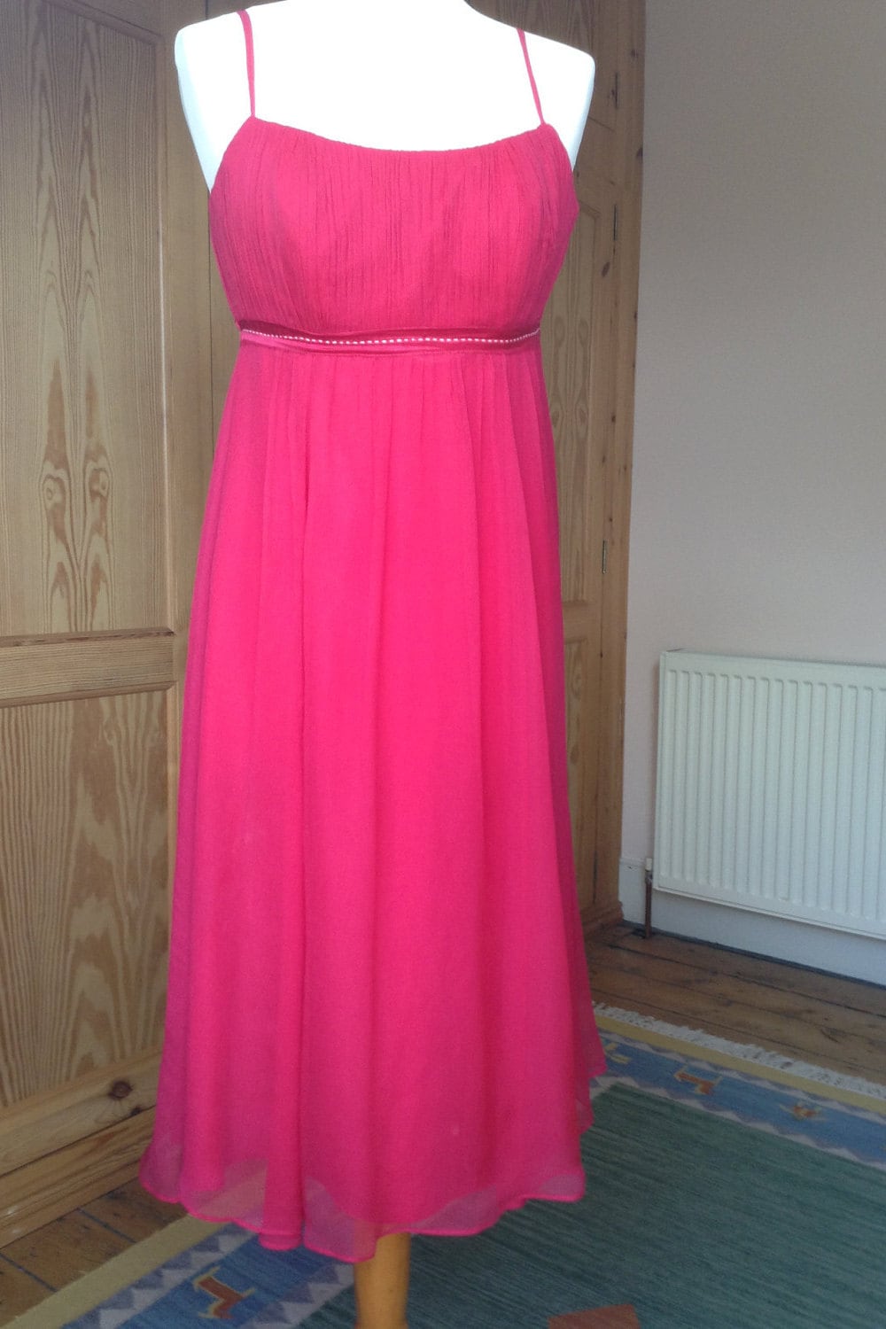 Vintage Monsoon Cerise Seide Partykleid Empire Line Midi Größe 20cm Vintage Monsoon Cerise Seide Partykleid Empire Line Midi Größe 20cm von ForgivenVintage